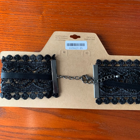 Brand New Black Choker with Fur Rose - Picture 4 of 4